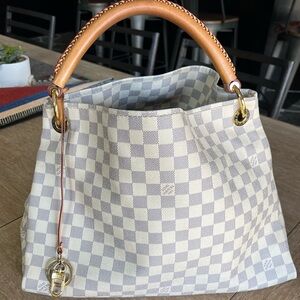 Louis Vuitton Grateful MM  retails for $1980.  very good condition